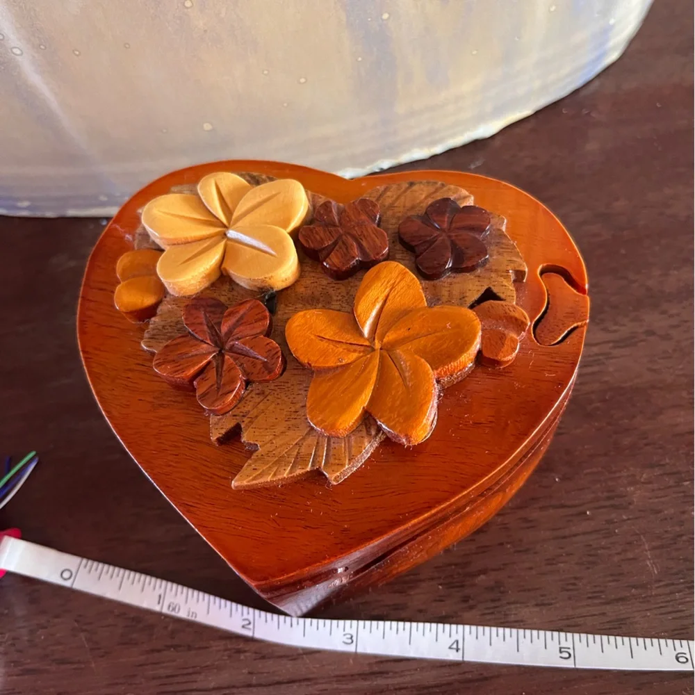 Artisanal wood, heart shape, carved flowers four piece box - Picture 9 of 11